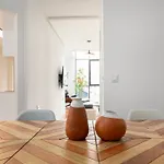 Helloasturias Oviedo, Un Espacio Luminoso Y Moderno En El Corazon De La Ciudad